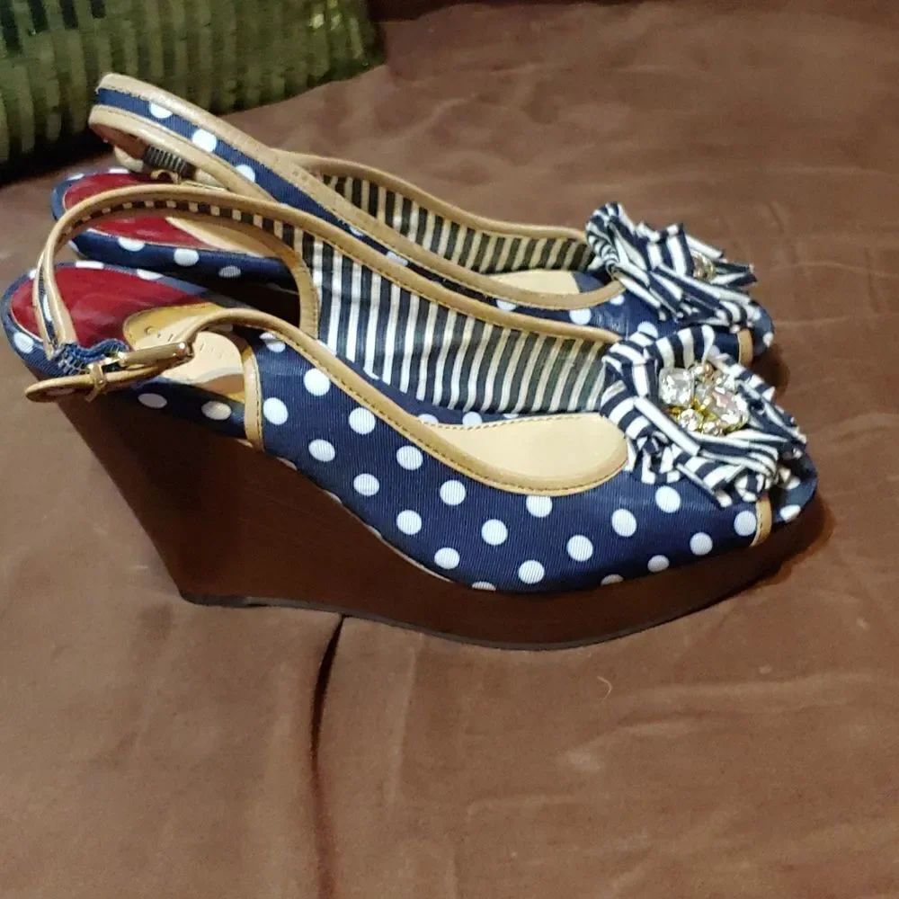 Gianni Bini blue wedge top